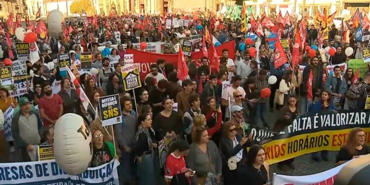 Thousands protest in two cities in Portugal to demand higher wages and pensions