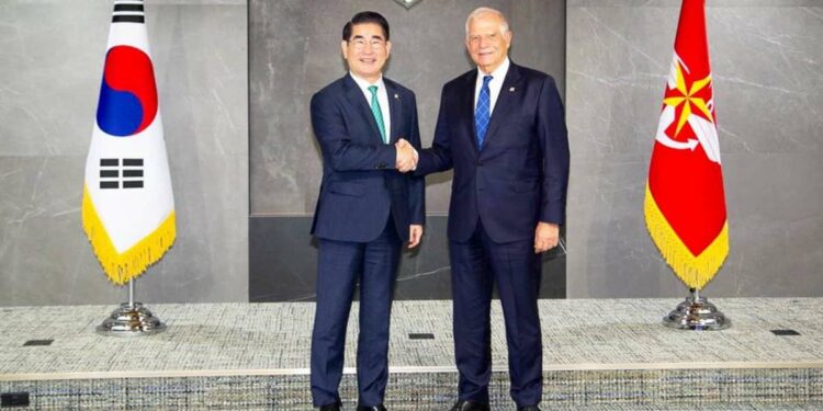 Top EU diplomat calls on South Korea to amp up support for Ukraine