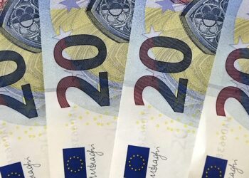 Which countries in Europe are heading toward becoming cashless societies? Which countries in Europe are heading toward becoming cashless societies?