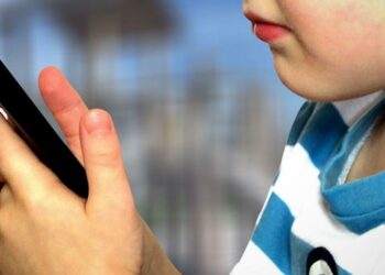 Why parents in Europe are saying ‘no’ to smartphones for kids | Lifestyle Why parents in Europe are saying ‘no’ to smartphones for kids | Lifestyle