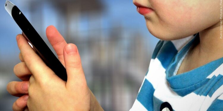 Why parents in Europe are saying ‘no’ to smartphones for kids | Lifestyle