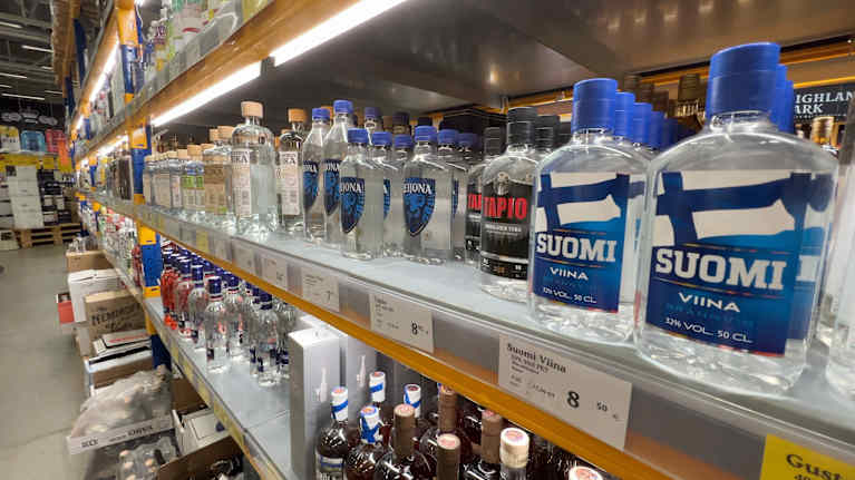 Viinapulloja pitkässä rivissä virolaisessa alkoholimyymälässä.