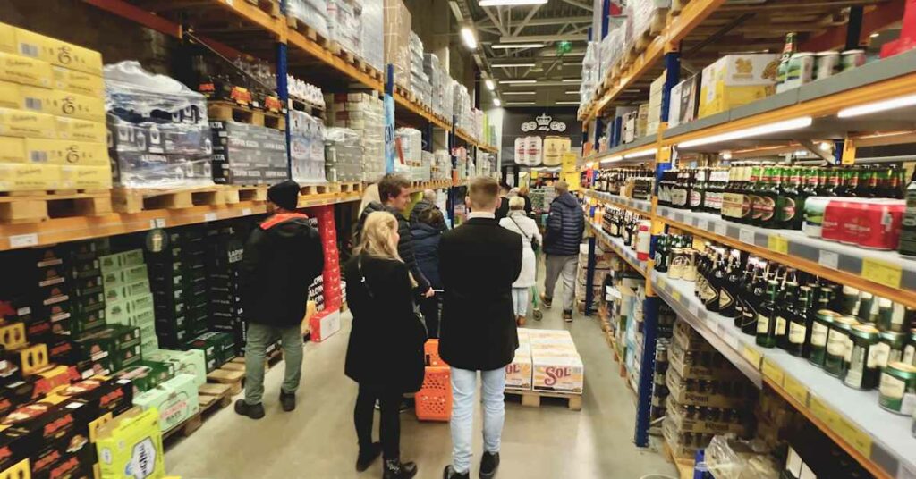 Finns still head to Estonia for cheaper drinks despite rising prices | Yle News