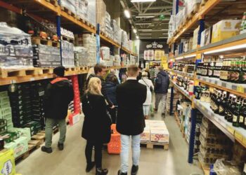 Finns still head to Estonia for cheaper drinks despite rising prices | Yle News