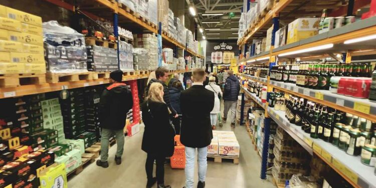 Finns still head to Estonia for cheaper drinks despite rising prices | Yle News