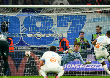 Traditional giants meet as Luis Enrique denies PSG rift Traditional giants meet as Luis Enrique denies PSG rift