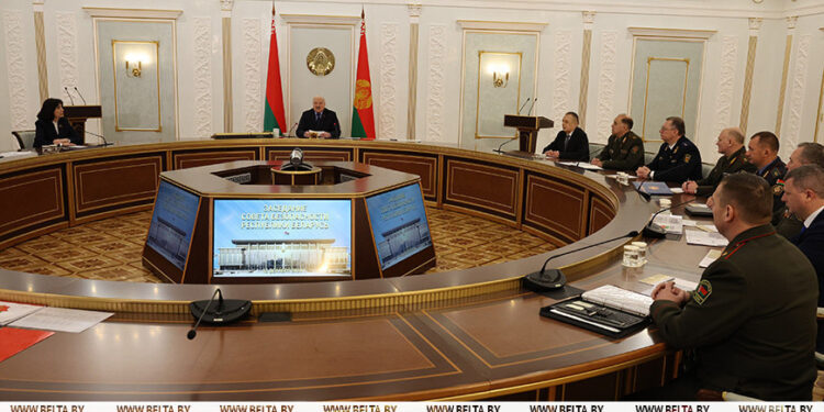 Lukashenko describes military situation around Belarus, speaks against self-complacency