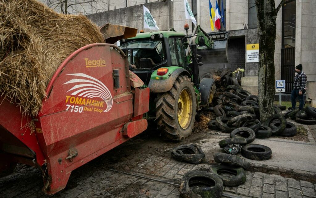 EU farmers threaten to blockade supermarket deliveries in biggest trade deal protest yet