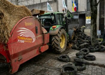 EU farmers threaten to blockade supermarket deliveries in biggest trade deal protest yet