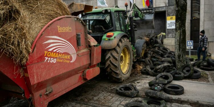 EU farmers threaten to blockade supermarket deliveries in biggest trade deal protest yet