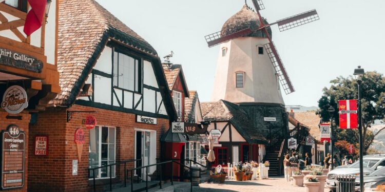 I spent a weekend in Solvang, California, one of the best Christmas towns in the US, and it transported me to Europe