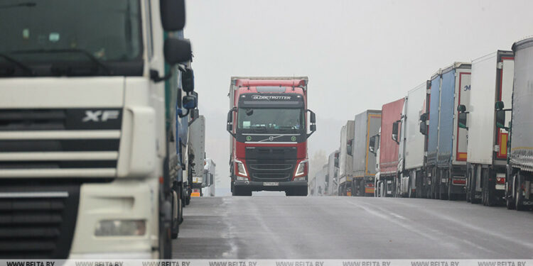 Over 2,000 trucks queuing up at Belarusian border to enter EU