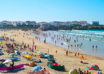 I live in a popular European destination and these are the big differences that make Brits stand out at the beach