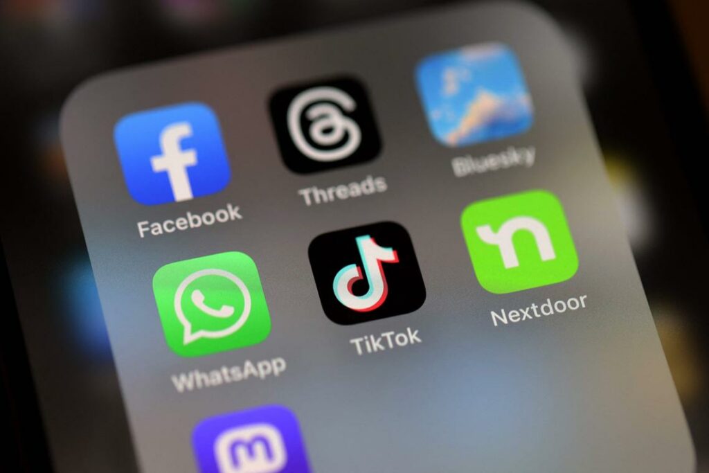 Greece announces campaign against teen ‘website addiction’