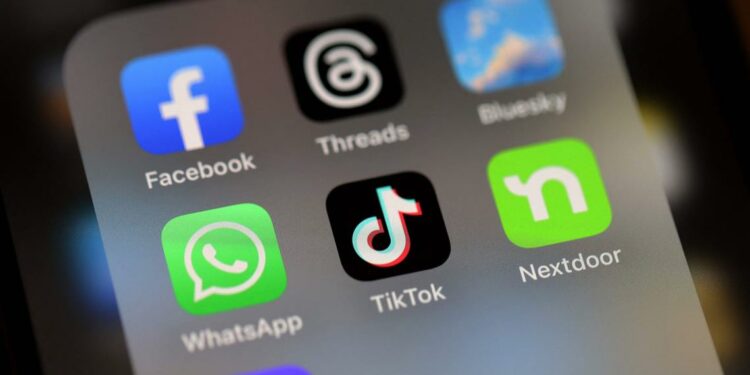 Greece announces campaign against teen ‘website addiction’