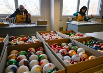 Bulgarian workshop continues handblown Christmas ornament tradition