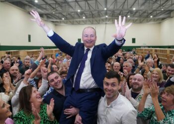 Centrist coalition set to stay in power