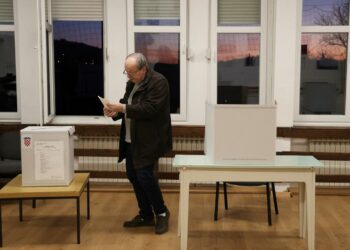 Croatia votes to elect new president, with incumbent favoured to win Croatia votes to elect new president, with incumbent favoured to win