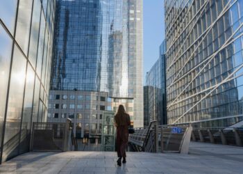 European Stocks Eke Out Yearly Gain Amid Trade, Politics Worries