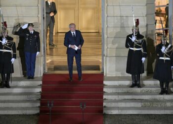 European stock markets hit by Germany and France’s political upheavals European stock markets hit by Germany and France’s political upheavals