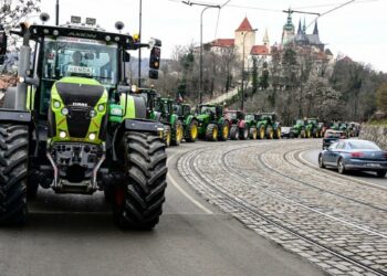 Farmers in Moldova threaten to block border with Ukraine over grain imports