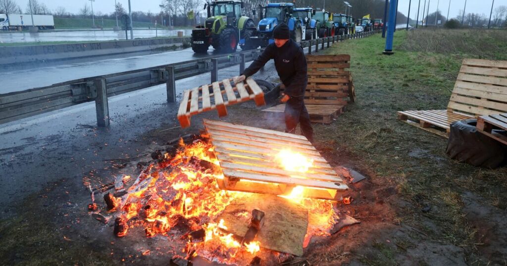 Farmers light fires and block roads at border between France and Belgium in fury over EU | World | News