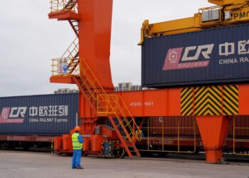 Freight train becomes key link between China, Europe Freight train becomes key link between China, Europe