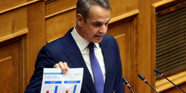 Greece passes new budget, reassures defence spending