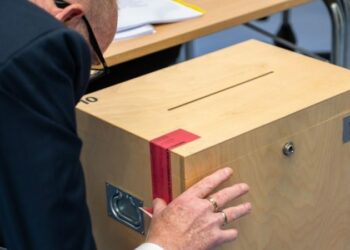 Iceland’s ruling parties suffer election defeat as pro-EU parties surge – Euractiv Iceland’s ruling parties suffer election defeat as pro-EU parties surge – Euractiv