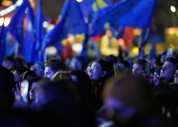 Thousands attend pro-European rally in Romania ahead of presidential run-off vote Thousands attend pro-European rally in Romania ahead of presidential run-off vote