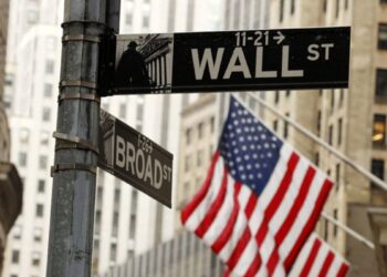 Wall Street tumbles as Fed projects slower rate cuts next year