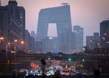 Yuan, Euro rout points to losses for emerging-market currencies