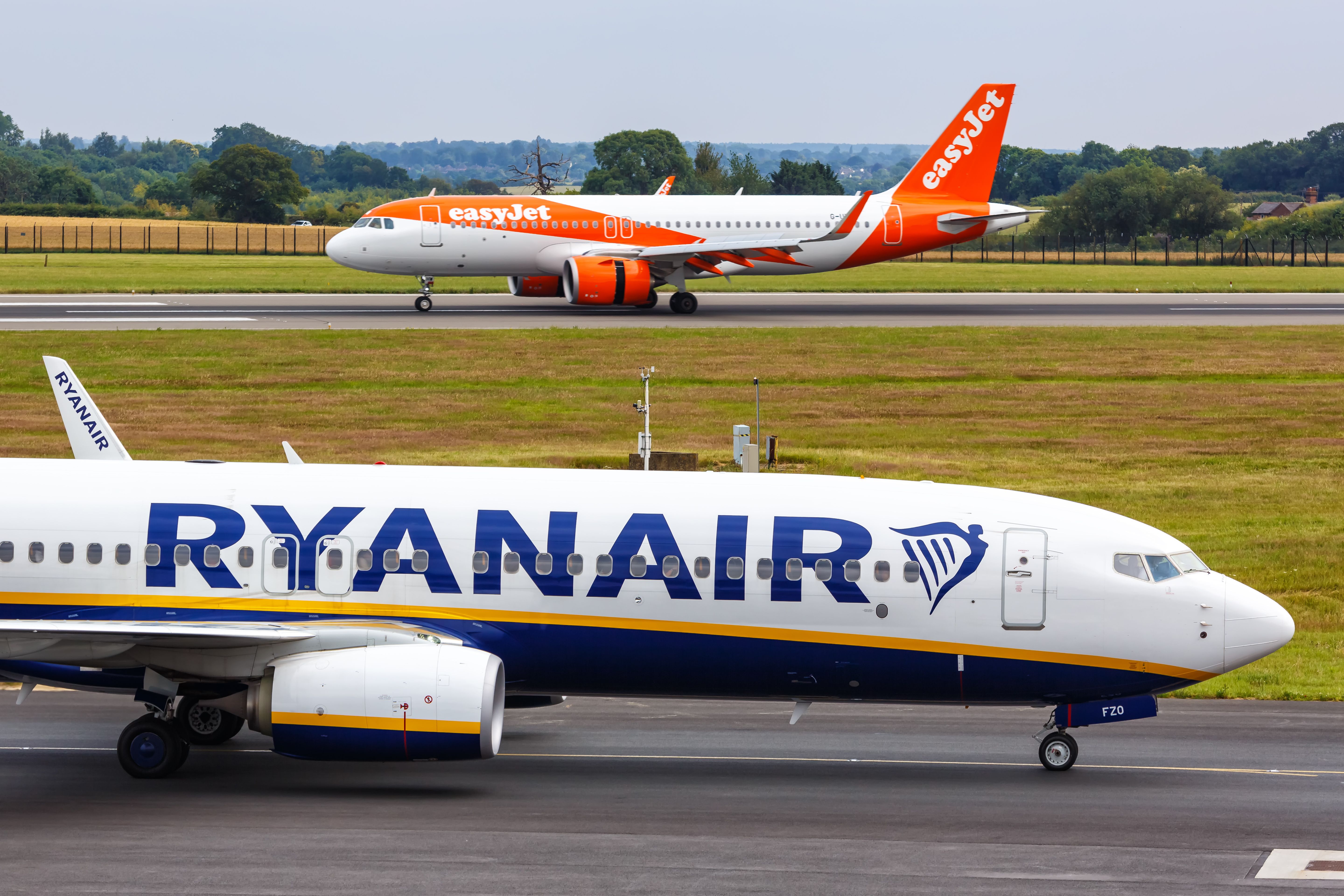 Ryanair easyJet shutterstock_1738254614