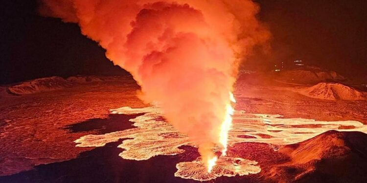 Iceland trembles before volcanic eruption near glacier