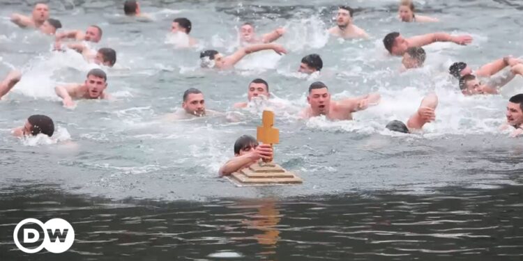 In Serbia, swimmers brave icy waters for Orthodox Epiphany – DW – 01/20/2025