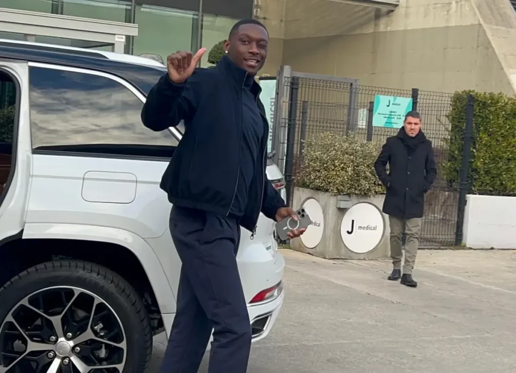 Randal Kolo Muani ready to undergo his Juventus medical on Janaury 16, 2025. Via Ilbianconero