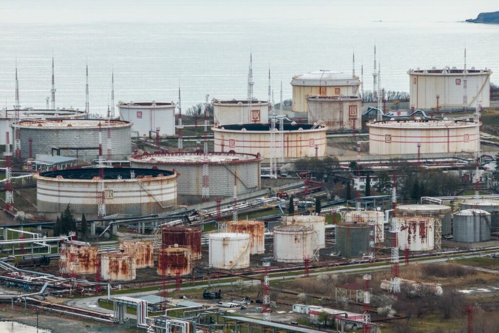 KazMunayGas Is Said to Be Among Bidders for Lukoil’s Bulgaria Refinery