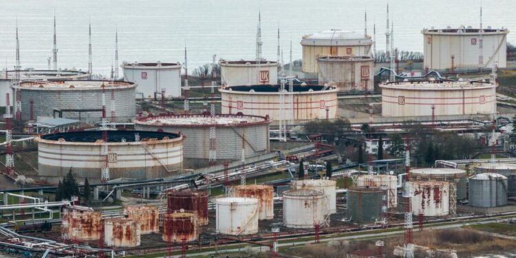 KazMunayGas Is Said to Be Among Bidders for Lukoil’s Bulgaria Refinery