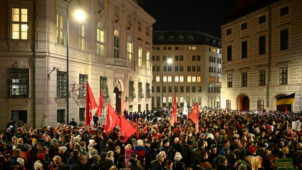 Thousands protest in Austria as far-right FPÖ coalition talks kick off