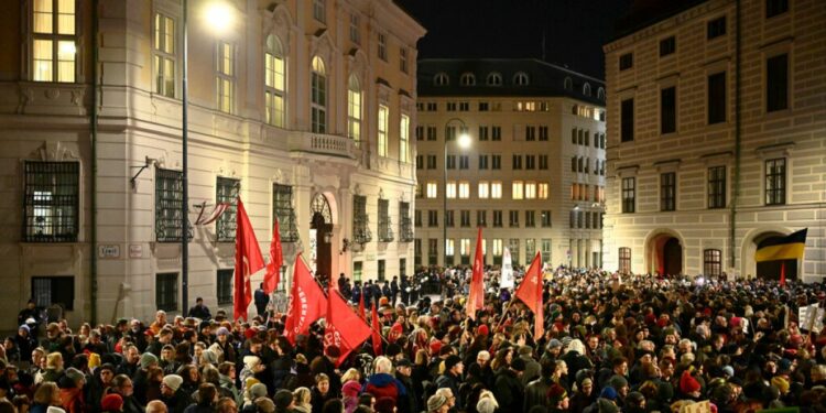 Thousands protest in Austria as far-right FPÖ coalition talks kick off