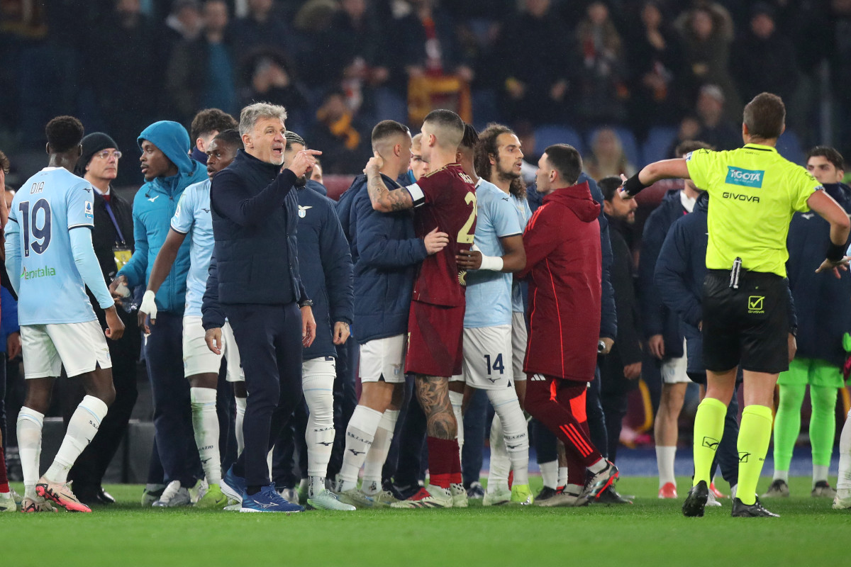 ROME, ITALY - JANUARY 05: Marco Baroni, Head Coach of Lazio, reacts towards Referee Luca Pairetto after a brawl during the Serie A match between AS Roma and SS Lazio at Stadio Olimpico on January 05, 2025 in Rome, Italy. (Photo by Paolo Bruno/Getty Images)