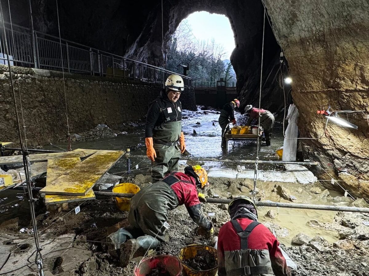 A Hellenistic Sanctuary Discovered Inside the Pertosa-Auletta Cave, Along an Underground River Where a Protohistoric Pile-Dwelling Village Once Existed