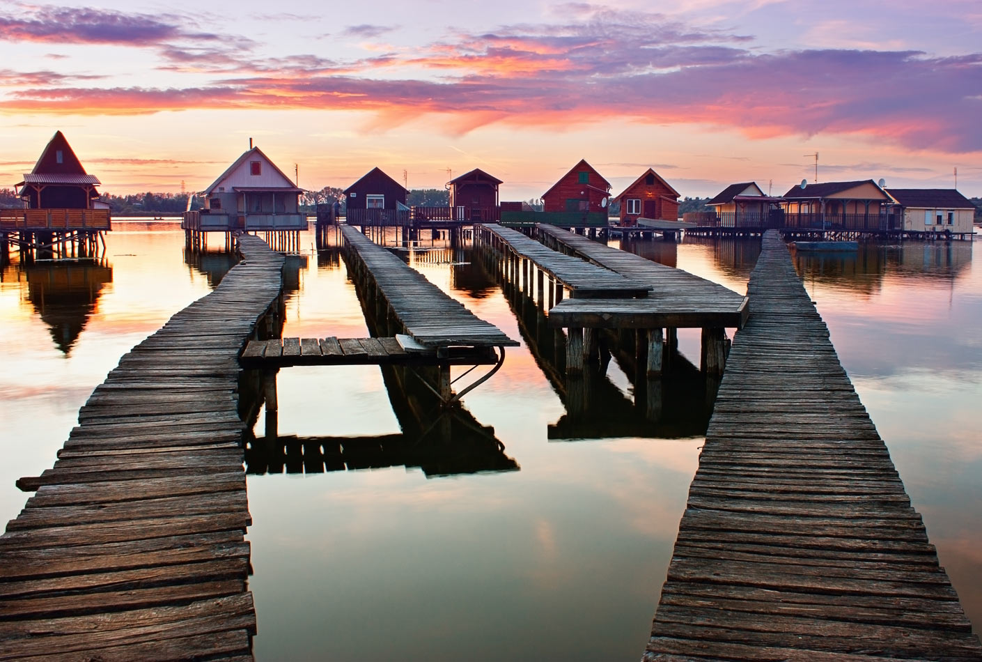 The floating village of Bokod in Hungary - Great Line