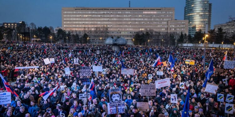 Slovak protests draw 100,000 denouncing pro-Putin tilt by Fico government – POLITICO